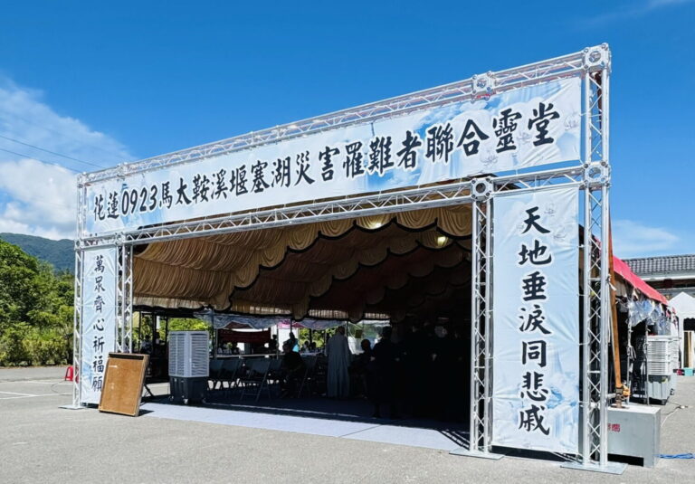 光復鄉災區出現默默捐輸的「禮儀超人」，為罹難者家屬提供最溫暖的支持與安慰。(圖／記者翻攝)