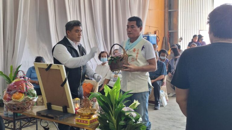 周勇龍為救家人罹難，黃仁一大早特地親自到場致哀，陪同家屬送周勇龍最後一程。(圖／黃仁國會辦公室)