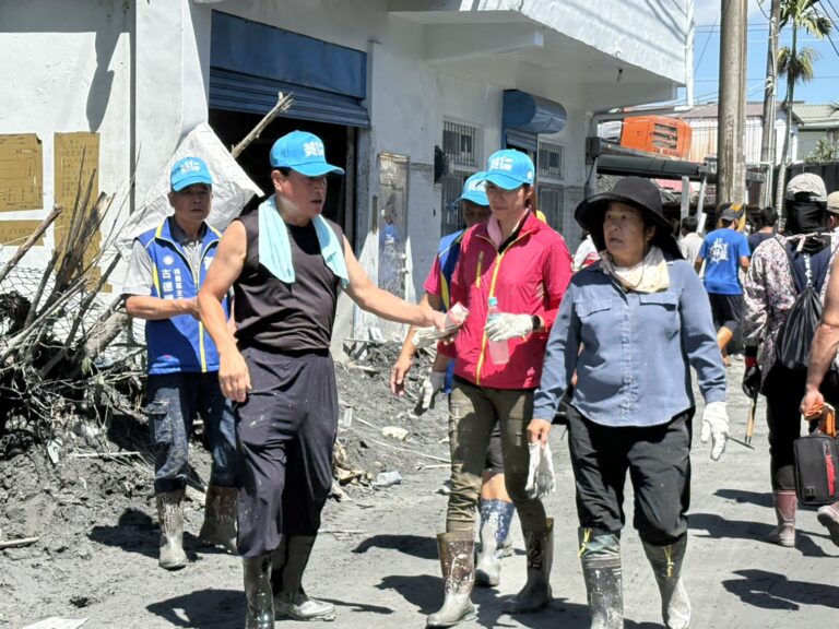 黃仁多次親赴大華村中興路慰問並協助災民清淤整建家園。(圖／黃仁國會辦公室)