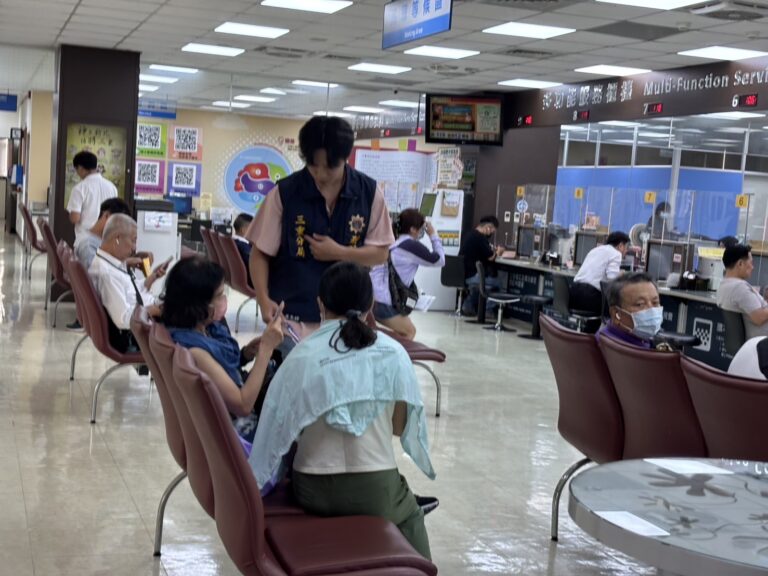 警方於地政事務所加強防詐宣導。(記者李健興翻攝)