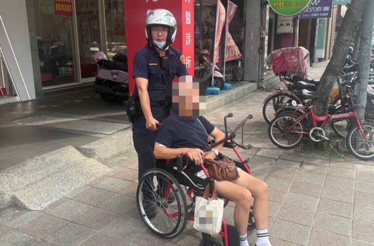 警員陳思帆暖心護送老翁過馬路。(記者李健興翻攝)