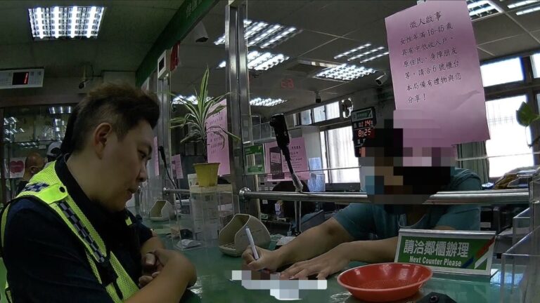 警員向行員了解情況。(記者李健興翻攝)