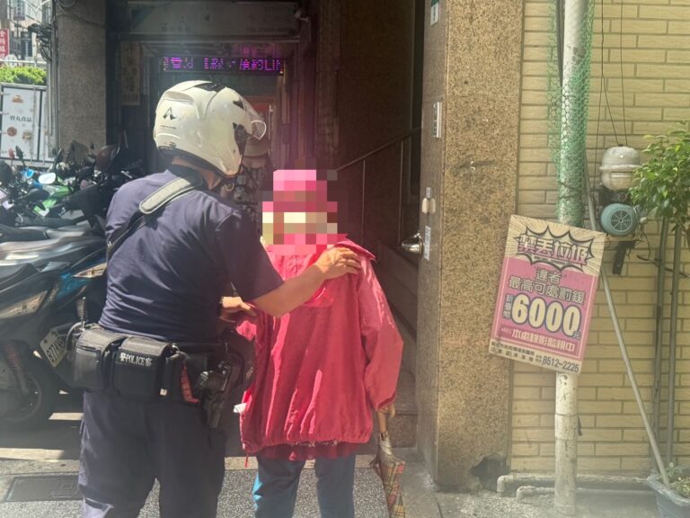 員警親送婦人就醫。(記者李健興翻攝)