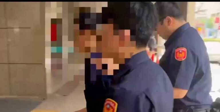 警方現場逮捕犯嫌。(記者李健興翻攝)