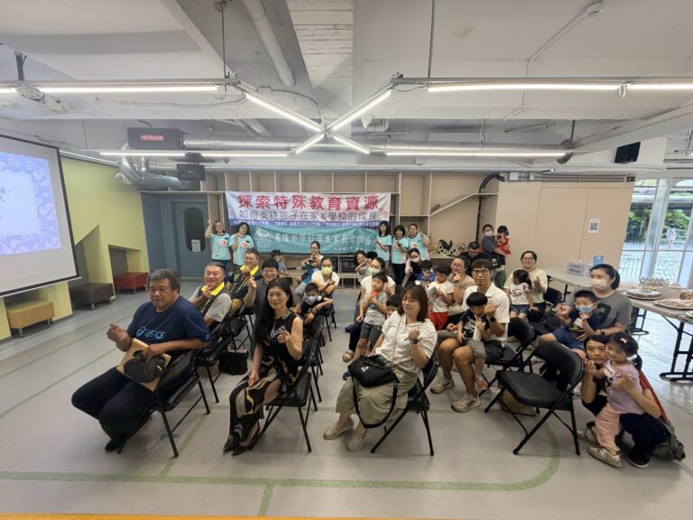 與會人員開心合影。(記者李健興翻攝)