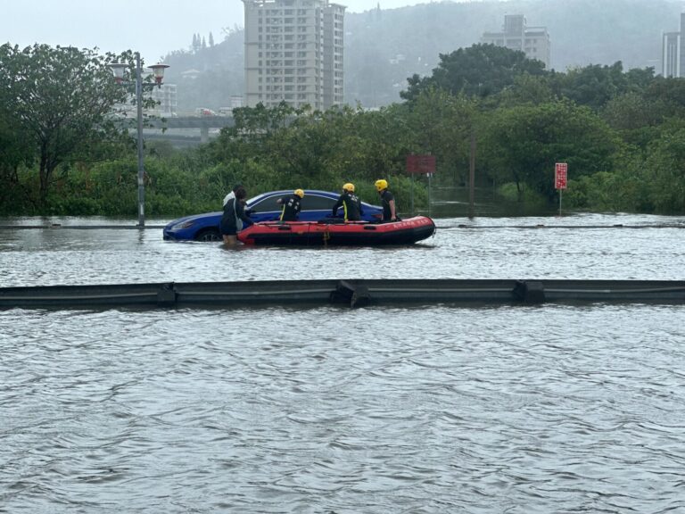 民眾車輛受困積水中,消防橡皮艇救援中。(記者李健興翻攝)