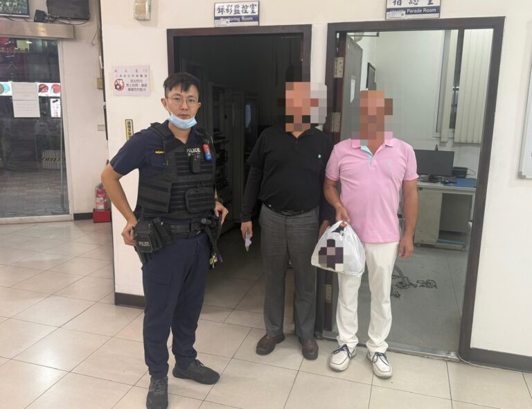 民眾見朋友所贈禮品失而復得,開心與員警合影。(記者李健興翻攝)