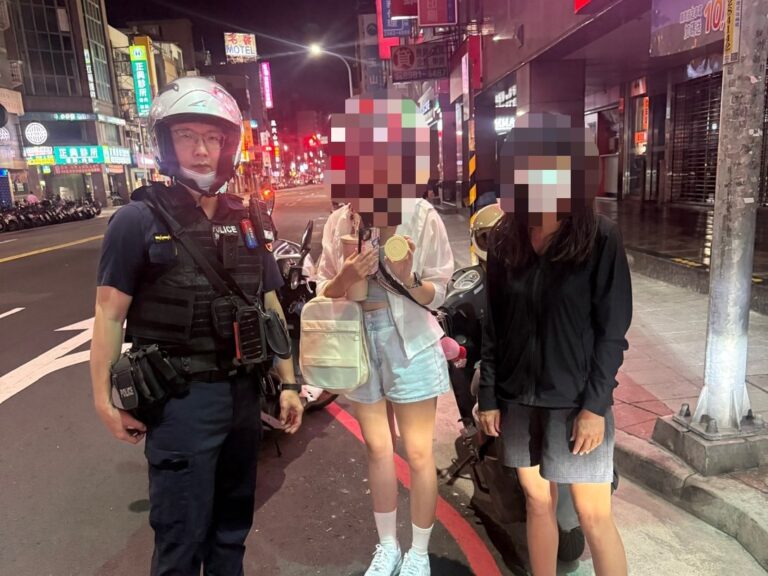 員警、民眾與失而復得的生日禮物合影。(記者李健興翻攝)