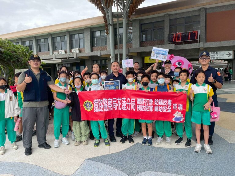 中為分局長賴祿元。(記者李健興翻攝)