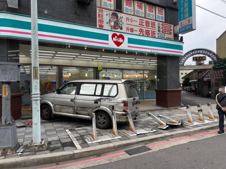 小客貨車不明原因肇事。(記者李健興翻攝)