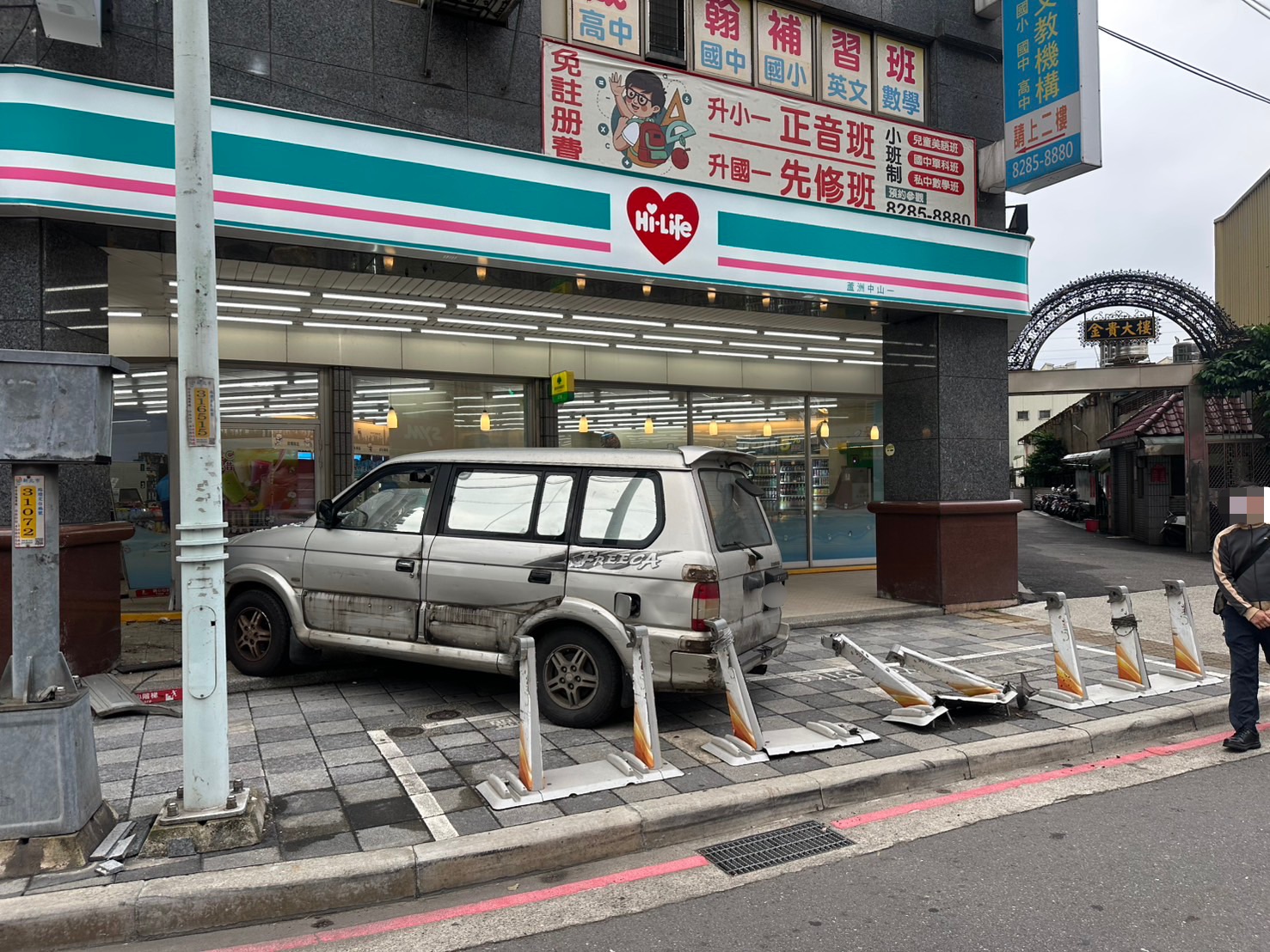 小客貨車不明原因肇事。(記者李健興翻攝)