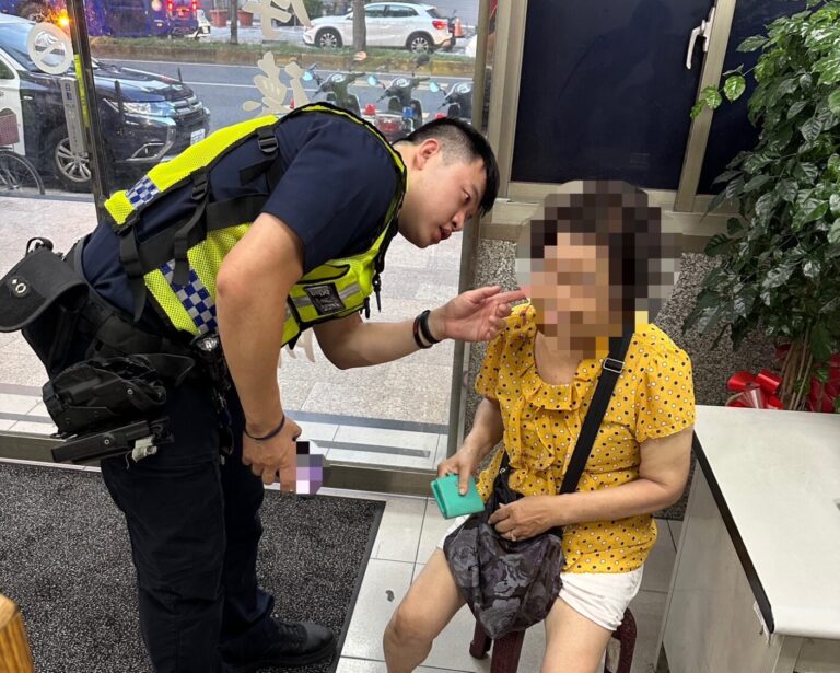 警方主動上前關切了解婦人傷勢。(記者李健興翻攝)