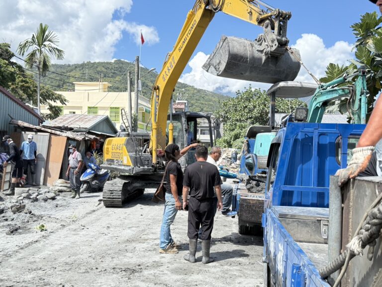 來自北部的重機具與人力分批進入大平村、大馬村,不僅迅速清理主要道路,更深入巷弄與部落協助清除淤泥,讓鄉親看見家園重建的希望。
