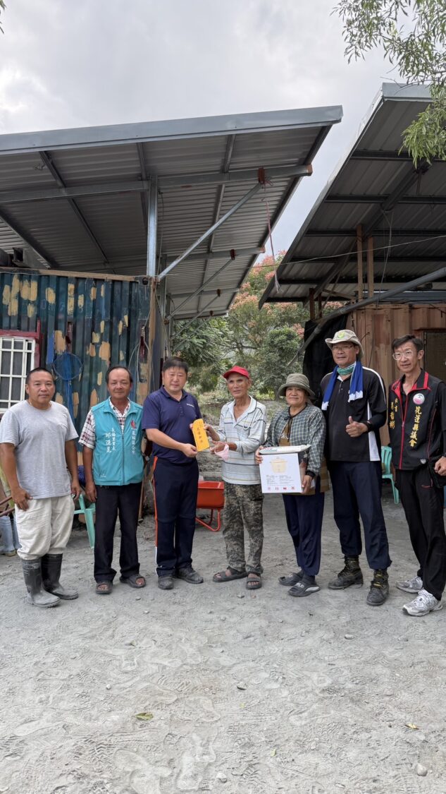 張峻議長與議會團隊帶著慰問金與生活物資,前往鳳林鎮關心受災戶。(圖/記者 趙靜姸翻攝)