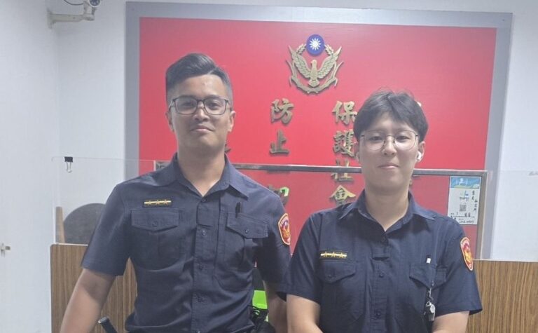 萬華分局莒光所警員曾雍翔(左)、郭寶鍬(右)。