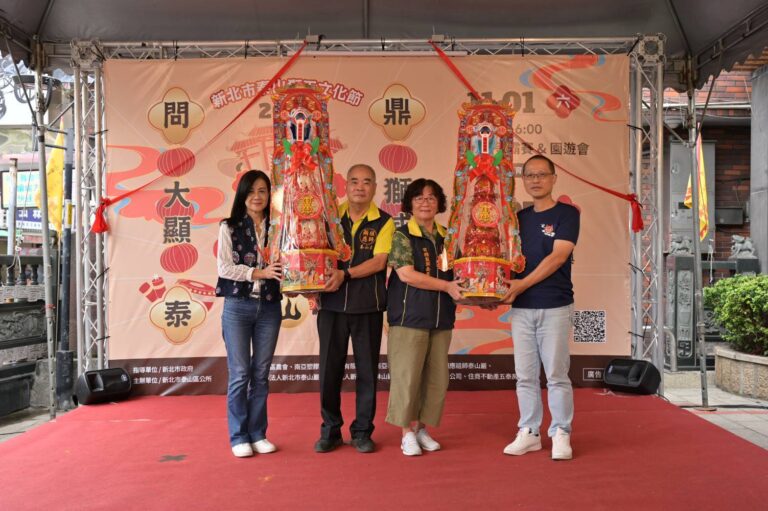 （左起）新北市文化局副局長于玟、下泰山巖副主任委員李均池、下泰山巖常務監事金秀鳳、泰山區區長林俊宏，敬獻壽桃塔予下泰山巖為顯應祖師暖壽。(圖/泰山區公所提供)