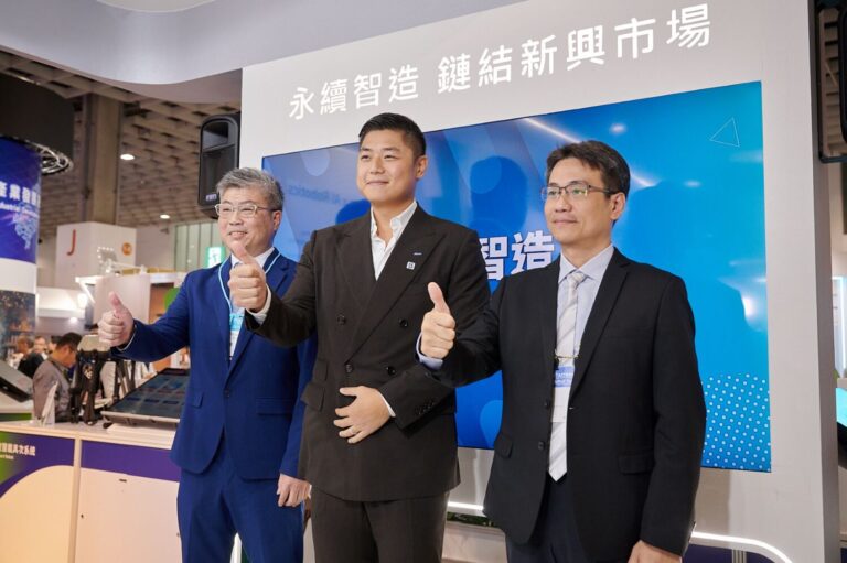 2025/10/22 (由左至右)資策會蔡明宏主任、正崴集團郭守富特助、嘉聯益張家豪總經理於永續智造鏈結新興市場現場合影。(圖/主辦單位提供)