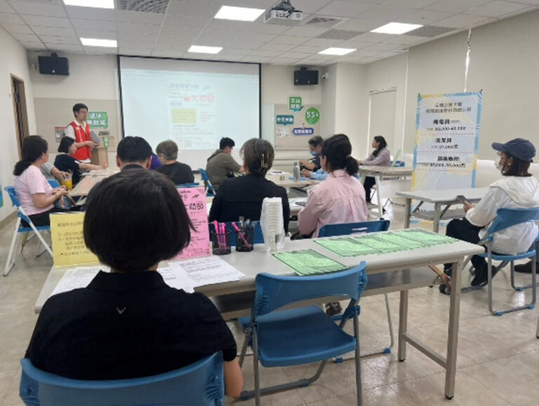 專心聆聽企業介紹，掌握第一手職缺資訊。(圖/文山銀髮人才服務據點 提供)