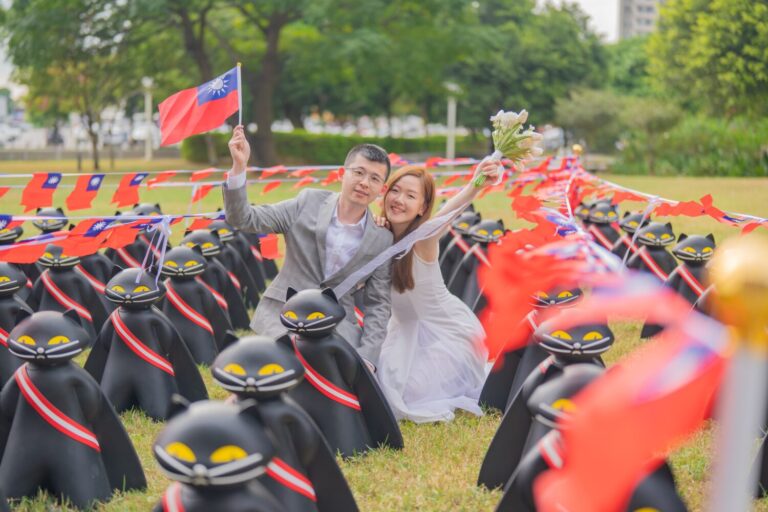 有新人拍婚紗照巧遇「國慶黑貓」,開心大喊是「喜上加喜」。(記者翻攝)