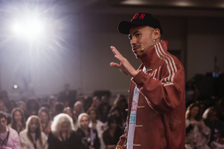 百萬網紅阿卡莎納過去從害羞講師到國際講者，如今跨界挑戰⾳樂舞台，現在正在美國洛杉磯幫助各國學員上“顯化奇蹟”課程。(圖/阿卡莎納 提供)