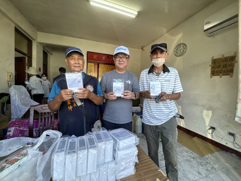 亞瑟3C生活創辦人吳嘉雄日前17號化身「3C超人」親訪花蓮。(圖/亞瑟3C生活 提供)