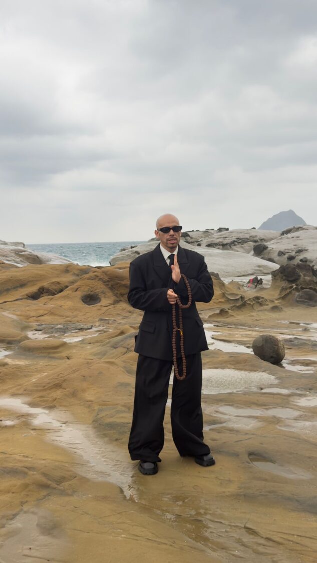 知名身心靈網紅阿卡莎納來台,不忘在台灣加開顯化課程,特地在基隆和平島為世界祈福。(圖/阿卡莎納官方團隊 提供)