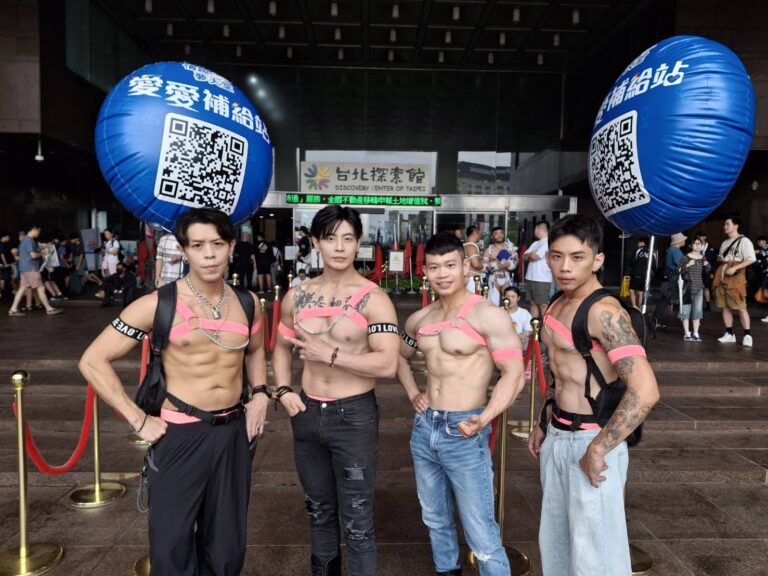 (左2)台灣最帥猛男唐子元率《Man’s King》登場同志大遊行　致敬師兄猛國王。(圖/Man’s King 提供)