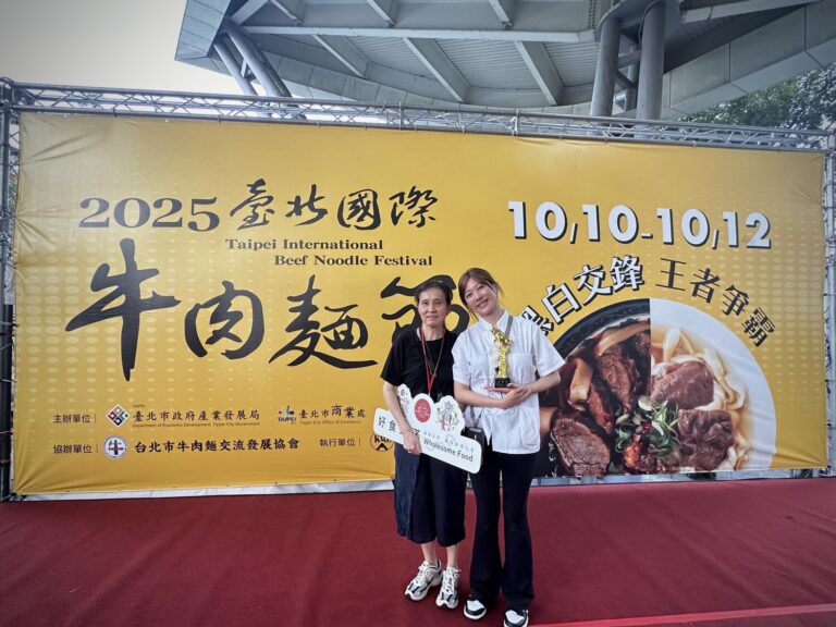 「好食圓滿」掌杓人琳賽勇奪「2025臺北國際牛肉麵節—鮮食組清燉金牌」,激動落淚感謝家人支持,現場氣氛感人。(圖/好食圓滿 提供)