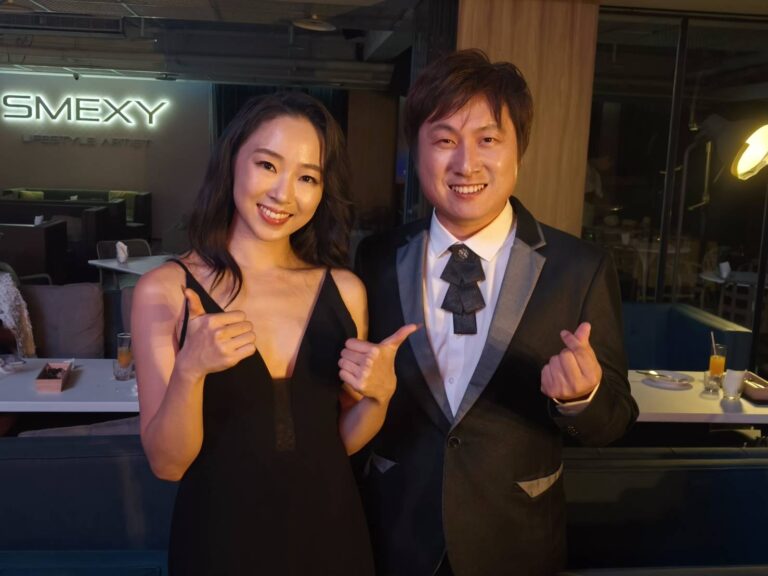 余政憲首次操刀的戲劇作品《在光裏的人》，描繪一對母女如何在破碎與重生之間，重新尋回擁抱世界的勇氣。(圖/余政憲 提供)