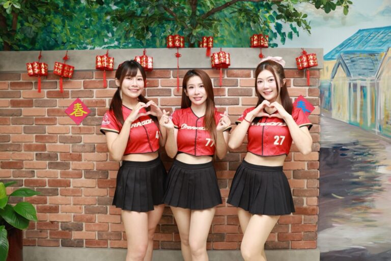 （左起）味全龍啦啦啦隊小龍女-馬妹、琪琪、星岑出席紅心字會「重陽敬老公益活動」。(圖/紅心字會 提供)