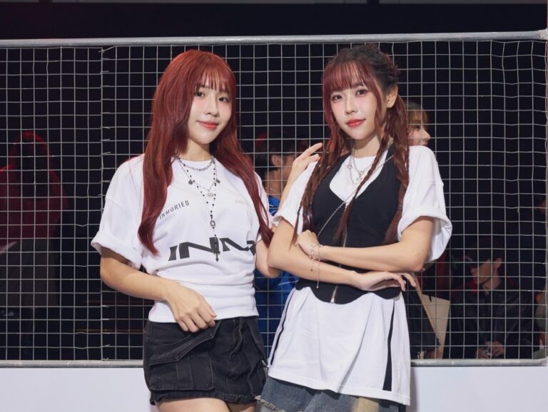 （由左至右）啦啦隊女神蔣佳沂（講薑） 與魏詩娗（蘿拉）出席台北時裝週新銳品牌 INMORIES 大秀。(圖/天空娛樂 提供)