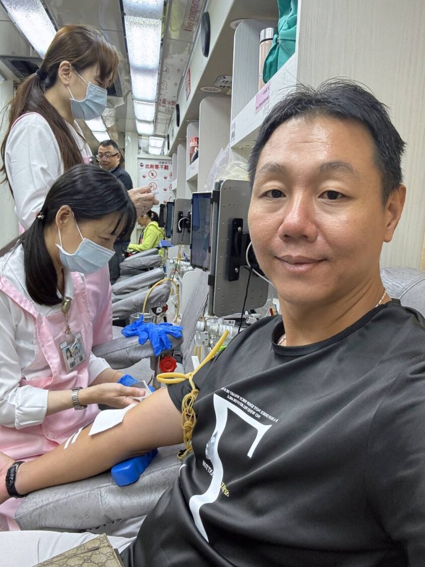 職棒球星林益全(右)親自捐血響應公益,呼籲球迷共同挽袖做愛心。(圖/記者澄石翻攝)