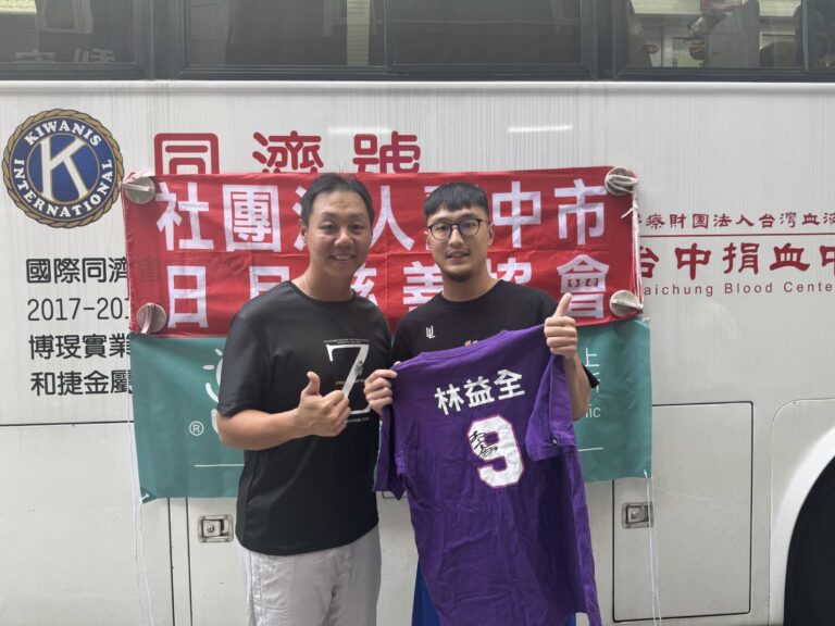 職棒球星林益全粉絲慕名而來一同做公益。(圖/記者澄石翻攝)