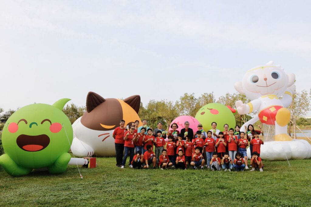 佳音英語人氣角色「布丁貓」、Justin與Joyce化身巨型氣球裝置,於故宮南院《跟著氣球CHILL躺躺》登場,萌趣現身為百年慶典增添童趣與歡笑。(圖/佳音英語 提供)