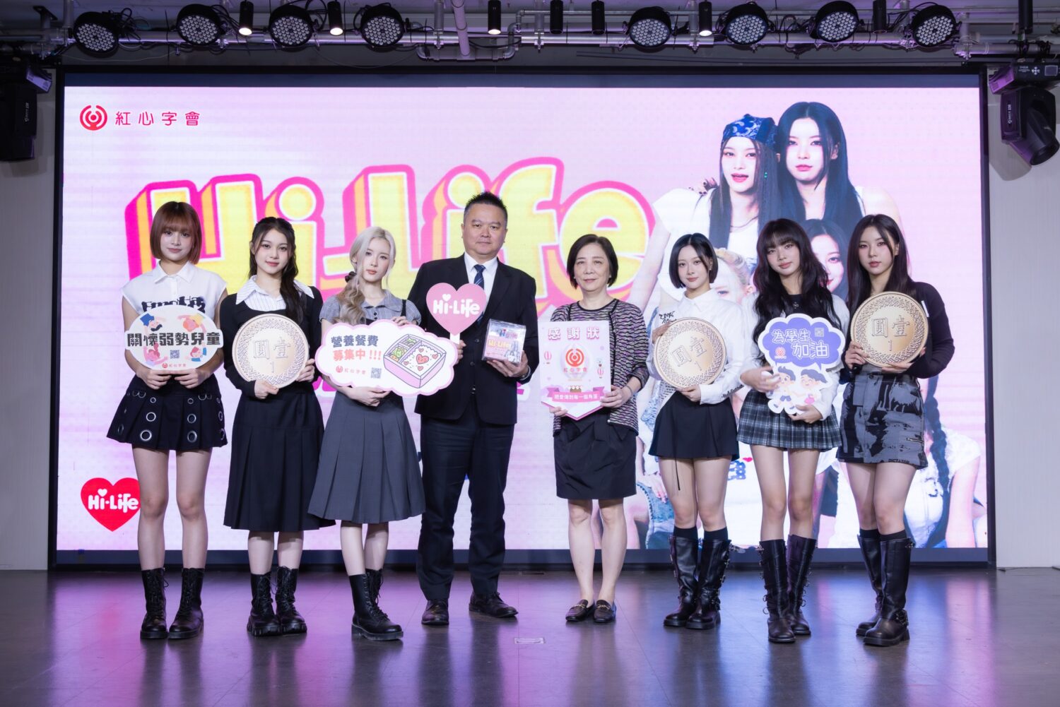 紅心字會秘書長李顯文、萊爾富行銷企劃本部劉嘉銓處長、GENBLUE幻藍小熊一起化身愛心接力大使。(圖/紅心字會 提供)