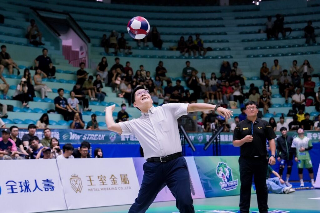 教育部政務次長張廖萬堅蒞臨現場開球。(圖/臺中連莊職業排球隊 提供)