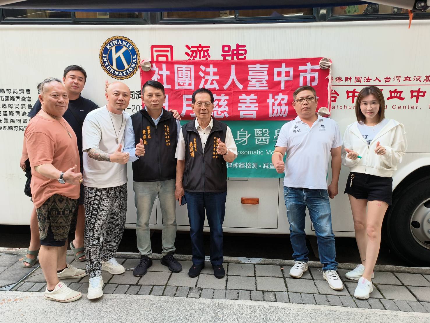 榮譽理事長吳俊明(右3)、理事長葉庠義(右4)率領協會幹部與多位貴賓合影,齊心推動捐血活動。(圖/記者澄石翻攝)