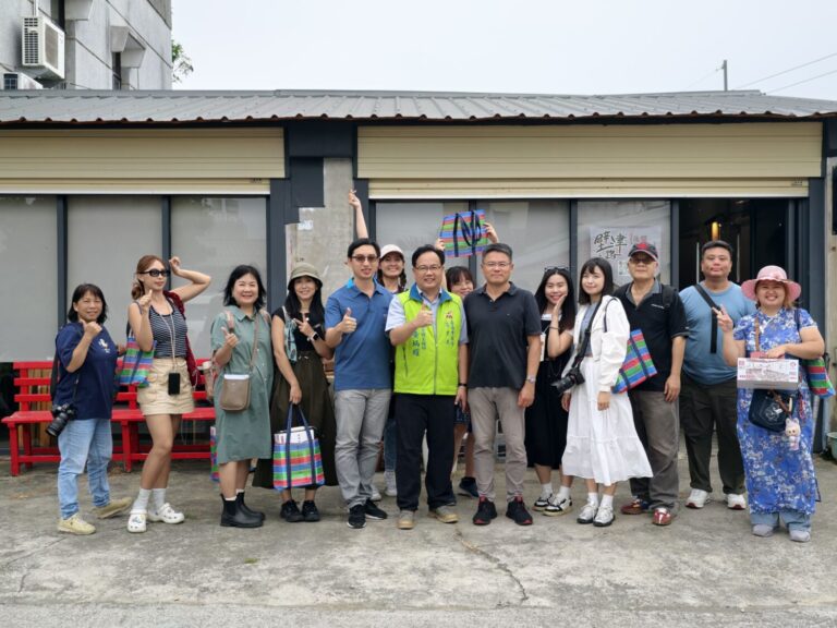 臺南市農業局農地管理工程科黃炳耀科長(左六)邀請媒體與部落客實地走訪臺南金牌農村。(圖/臺南市政府農業局 提供)