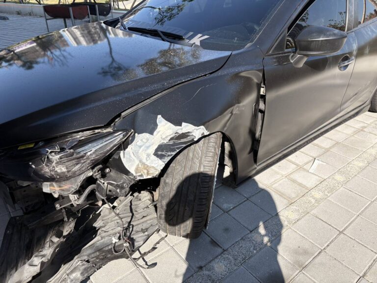 20歲陽姓駕駛違停遭警方盤查,不料竟拒檢逃逸、衝撞車輛及民宅後棄車逃亡。(記者翻攝)