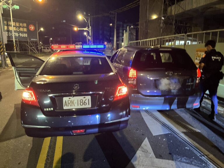 警方巡邏發現一輛自小客車違規拒檢逃逸、衝撞警車,立刻通報警網,最終開5槍制伏嫌犯。(記者翻攝)