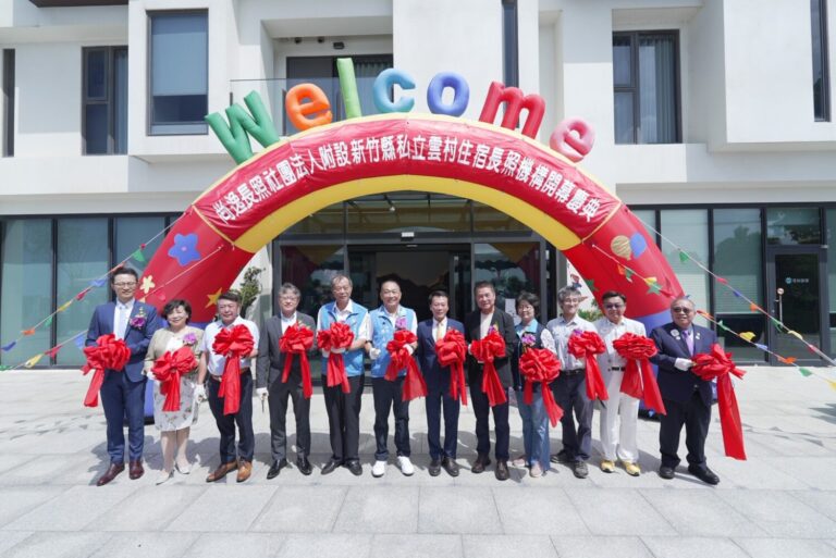 左起-張適恆醫師、苑芝珊醫師、楊順發董事、黃經堯產創長、陳英樓鎮長、齊占翔秘書、楊壹麟董事長、鍾東錦縣長、徐欣瑩辦公室主任、郭遠勳科長、江達隆博士、黃文龍議長。(圖/一里雲村醫養園區 提供)