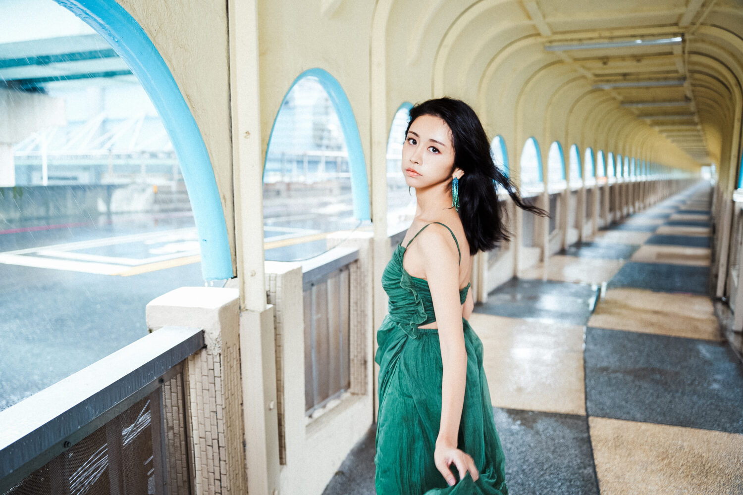 前「天氣女孩劉玳妍身穿綠色的蝴蝶綠色洋裝,代表「破繭重生」,特別在上映前重回《女孩》的電影場景拍攝,也像過去宣告,象徵華麗轉身。(圖/阿卡莎納官方 提供)