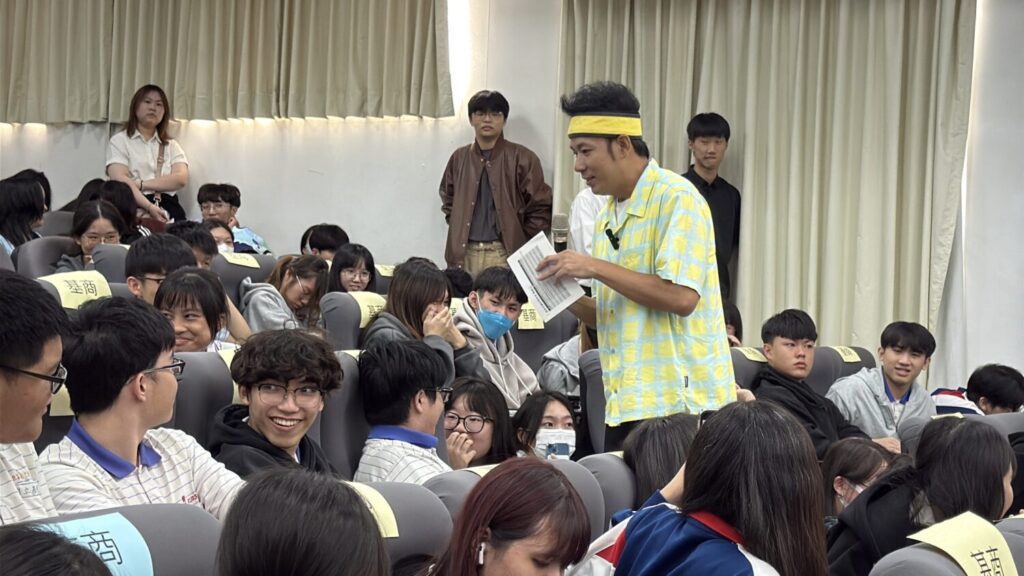 香蕉哥哥演講與同學互動。(圖/臺北城市科技大學 企業管理系提供)