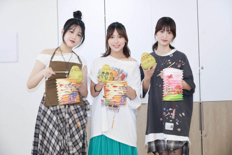 「馬來西亞創作女聲」陳佩賢(中)攜手「福茂新聲」童雲晞(左)、康庭瑋(右)化身紅心字會公益大使。(圖/紅心字會 提供)