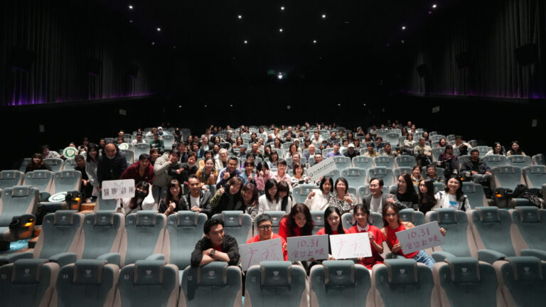 為慰勞醫療團隊的辛勞，醫願診所院長葉曙慶特別包下舒淇導演首部作品《女孩》專場，邀請臺北醫學大學與醫願診所全體同仁一同觀影。(圖/醫願診所 提供)