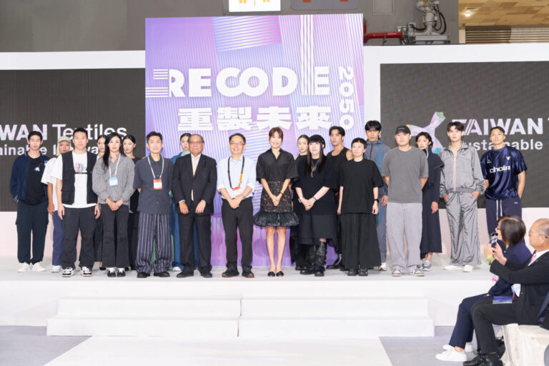 《RECODE 2050成果匯演時尚秀》展演48套時尚創作，主辦單位貿易署代表楊佳憲組長、執行單。(圖/紡拓會 提供)