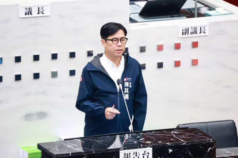 陳其邁赴議會進行施政報告 詳述四大願景施政成果 盼府會合作致力高雄發展蛻變。〈圖/記者蔡宗武翻攝〉