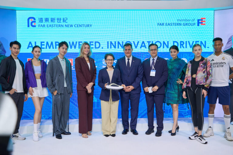 2025TITAS台北紡織展開幕首日，副總統蕭美琴（左五）蒞臨遠東新世紀展區，與遠東集團創新長徐國安（右五）、企業創投DRIVE Catalyst總經理徐佳莉（左四）、遠東新長纖群貿易部副總黃全億（右四），及模特兒合影。圖／業者提供