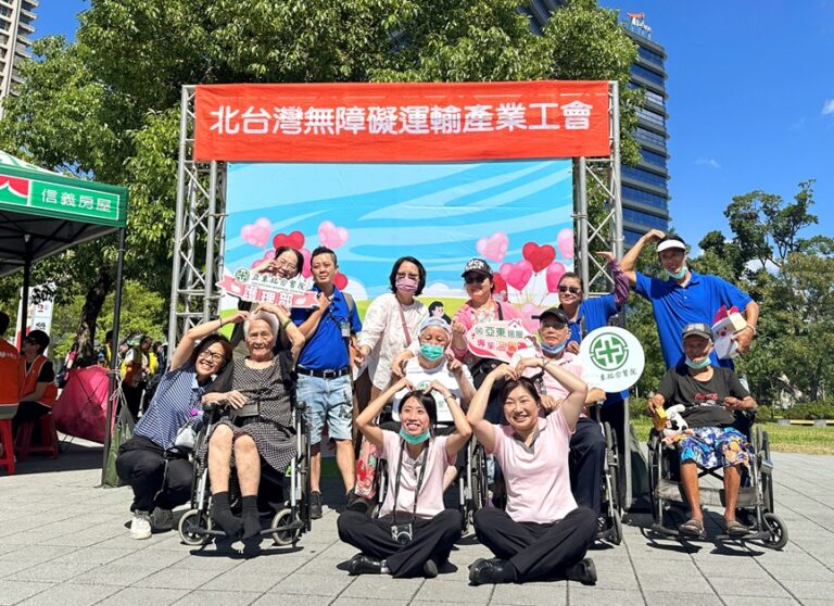 「長照樂園・野餐趣」公益活動，陪伴行動不便長者到戶外出遊。(圖/北台灣無障礙運輸產業工會 提供)