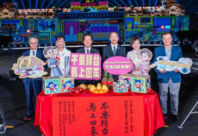 (左起)文化部長李遠、視帝陳亞蘭、總統賴清德、資深主播沈春華、文總副會長江春男。(圖/文總 提供)